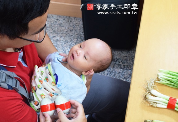 高寶寶(台中北區嬰兒寶寶滿月剃頭理髮、免費嬰兒剃胎毛儀式吉祥話)。中國風會場，爸媽寶貝免費穿「日中韓」古裝禮服。專業拍照、DVD光碟、證書。★購買「臍帶章、肚臍章、胎毛筆刷印章」贈送：剃頭、收涎、抓周，三選一。 2015.11.15 照片4